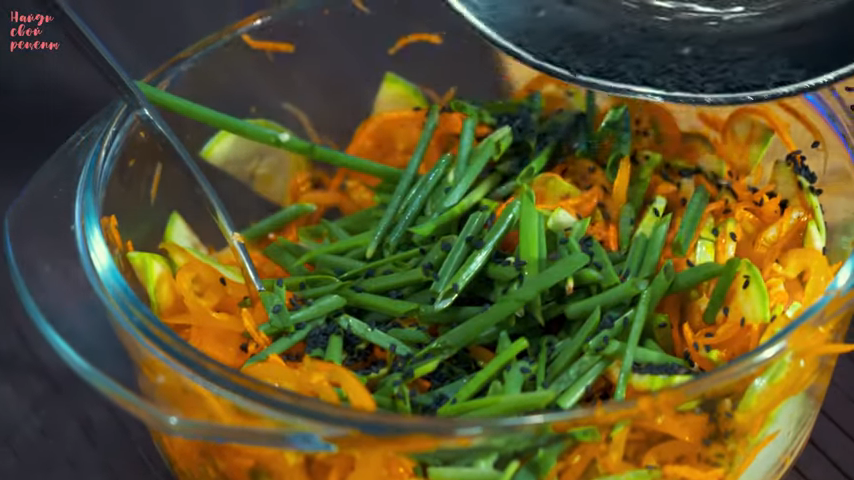 Острый салат из кабачков с морковью по-корейски: шаг 8
