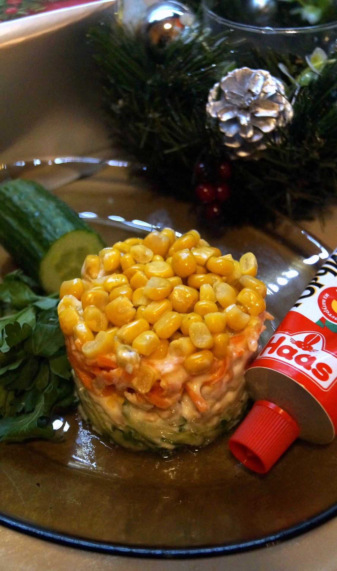 Фото к рецепту: Салат слоёный, пикантный (с курицей и корейской морковкой).