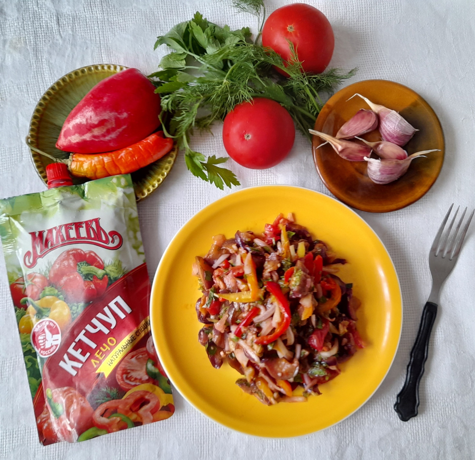 Фото к рецепту: Салат из баклажанов с овощами и кетчупом "махеевъ"#махеевъ