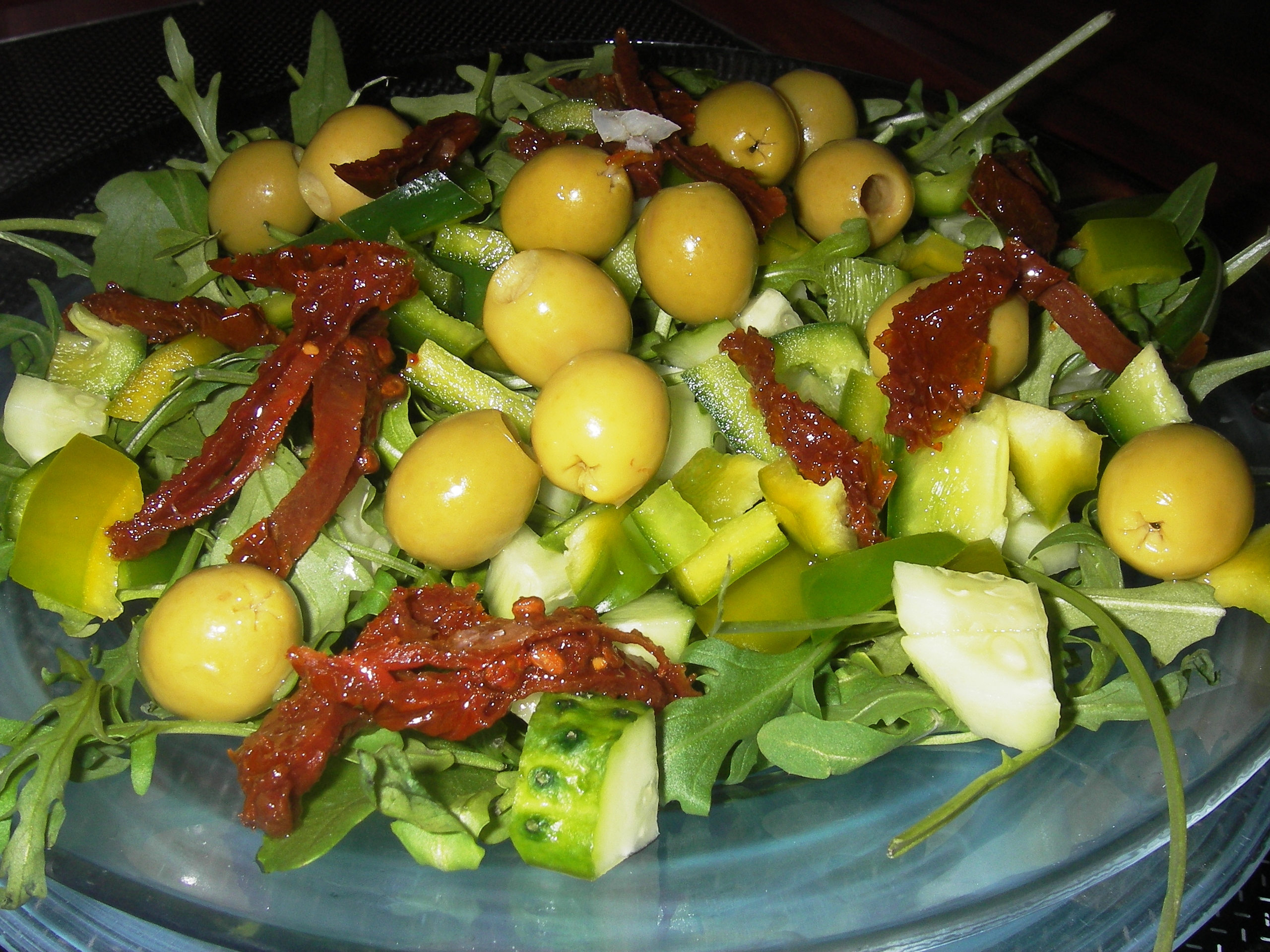 Салат с жареным окунем и вялеными помидорами: шаг 4