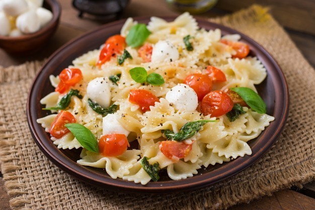Фото к рецепту: Итальянский салат с макаронами за 10 минкт - фарфалле капрезе