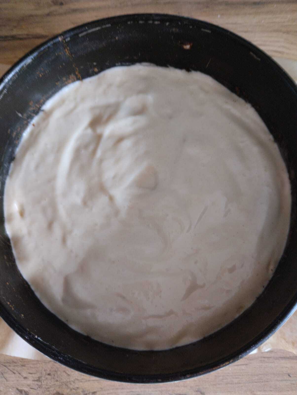 Бисквитный пирог с заварным кремом и ягодами: шаг 3