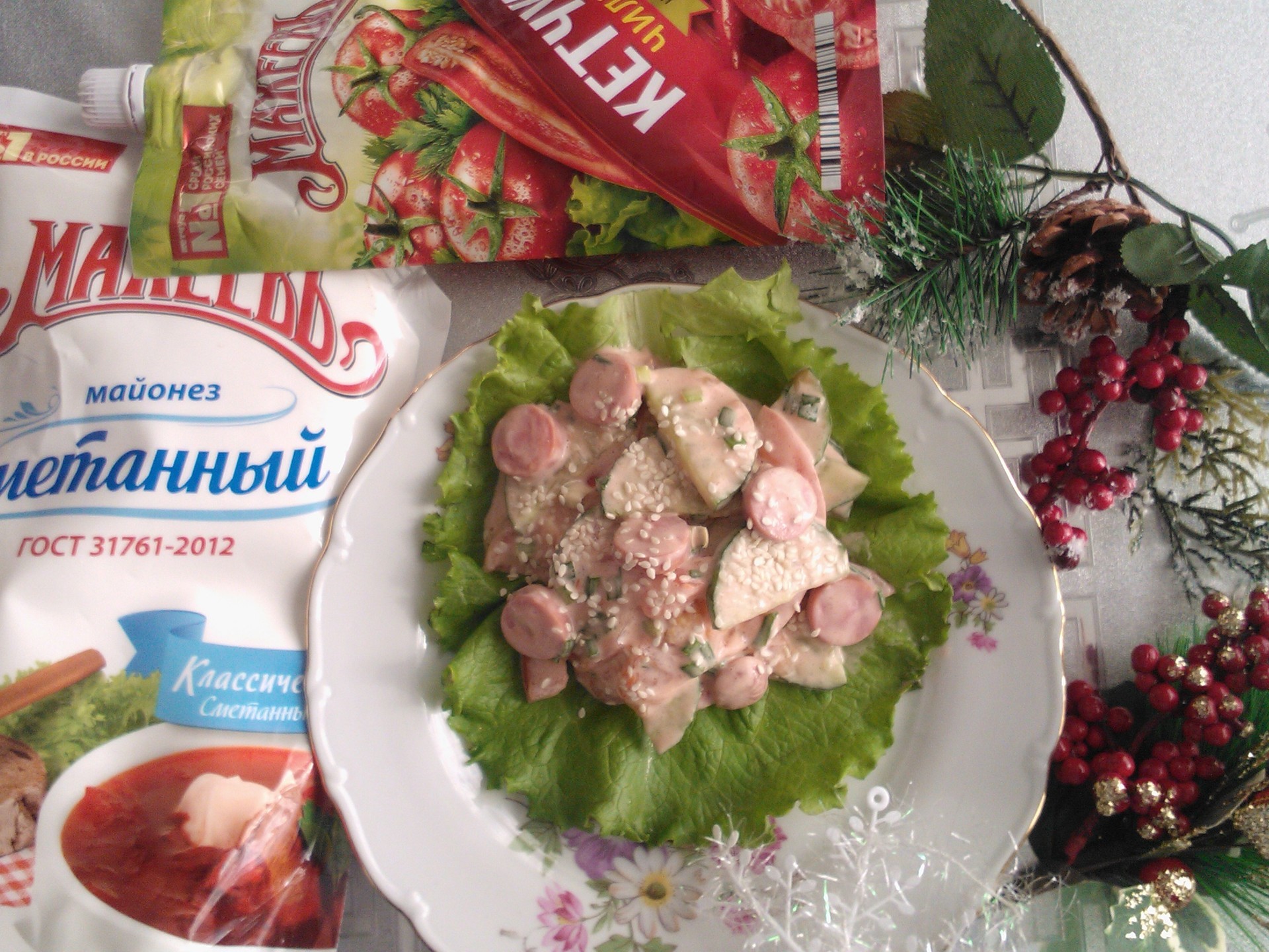 Фото к рецепту: Салат с сосисками и кетчупом махеевъ #махеевъ_чудеса_за_полчаса