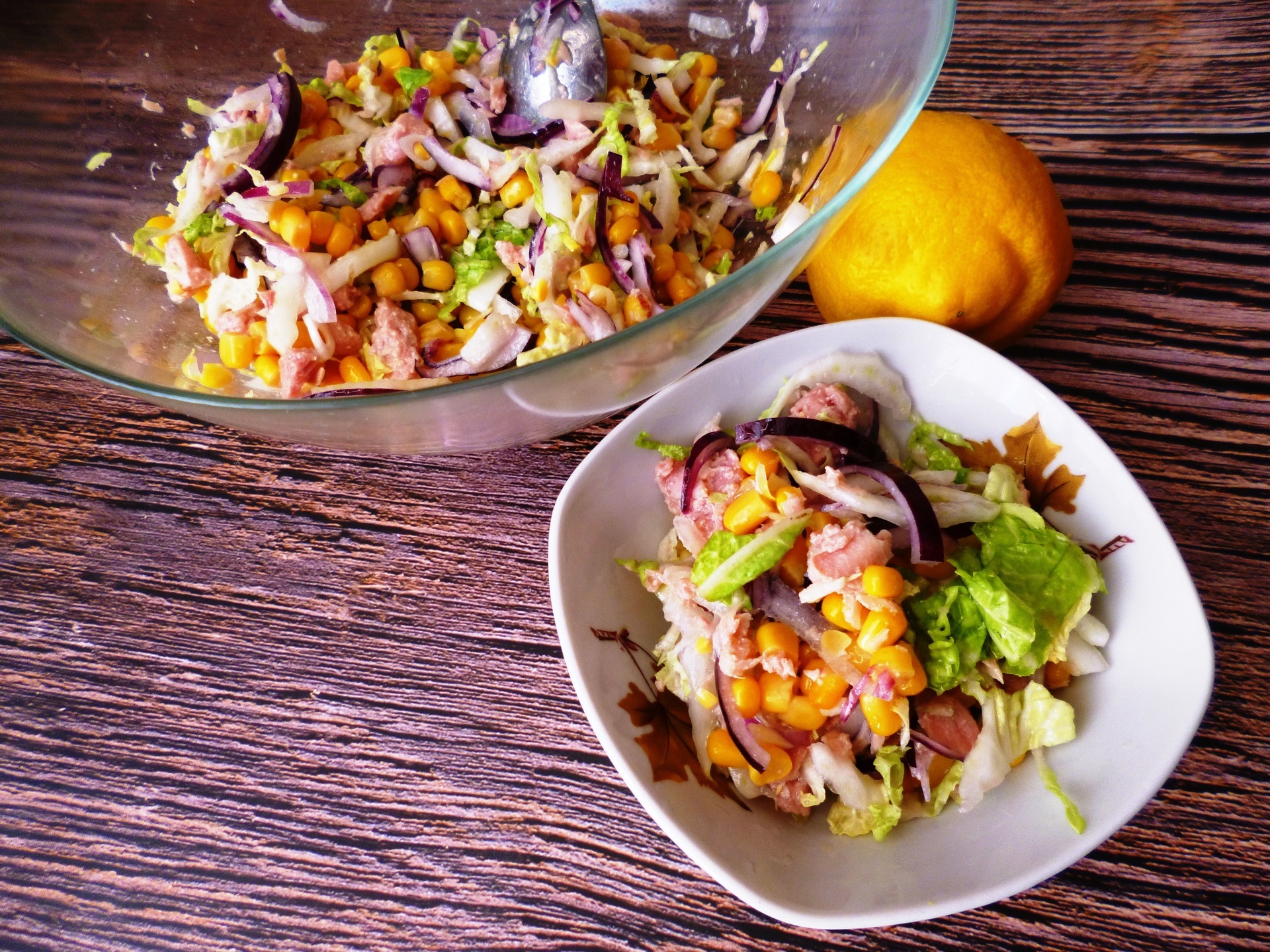 Фото к рецепту: Салат с тунцом, китайской капустой, кукурузой