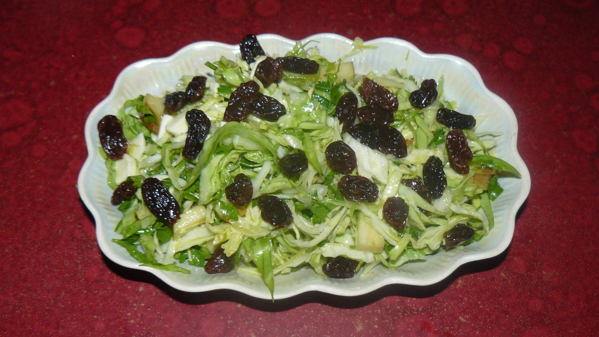 Фото к рецепту: Салат с молодой капусты с соленым сыром