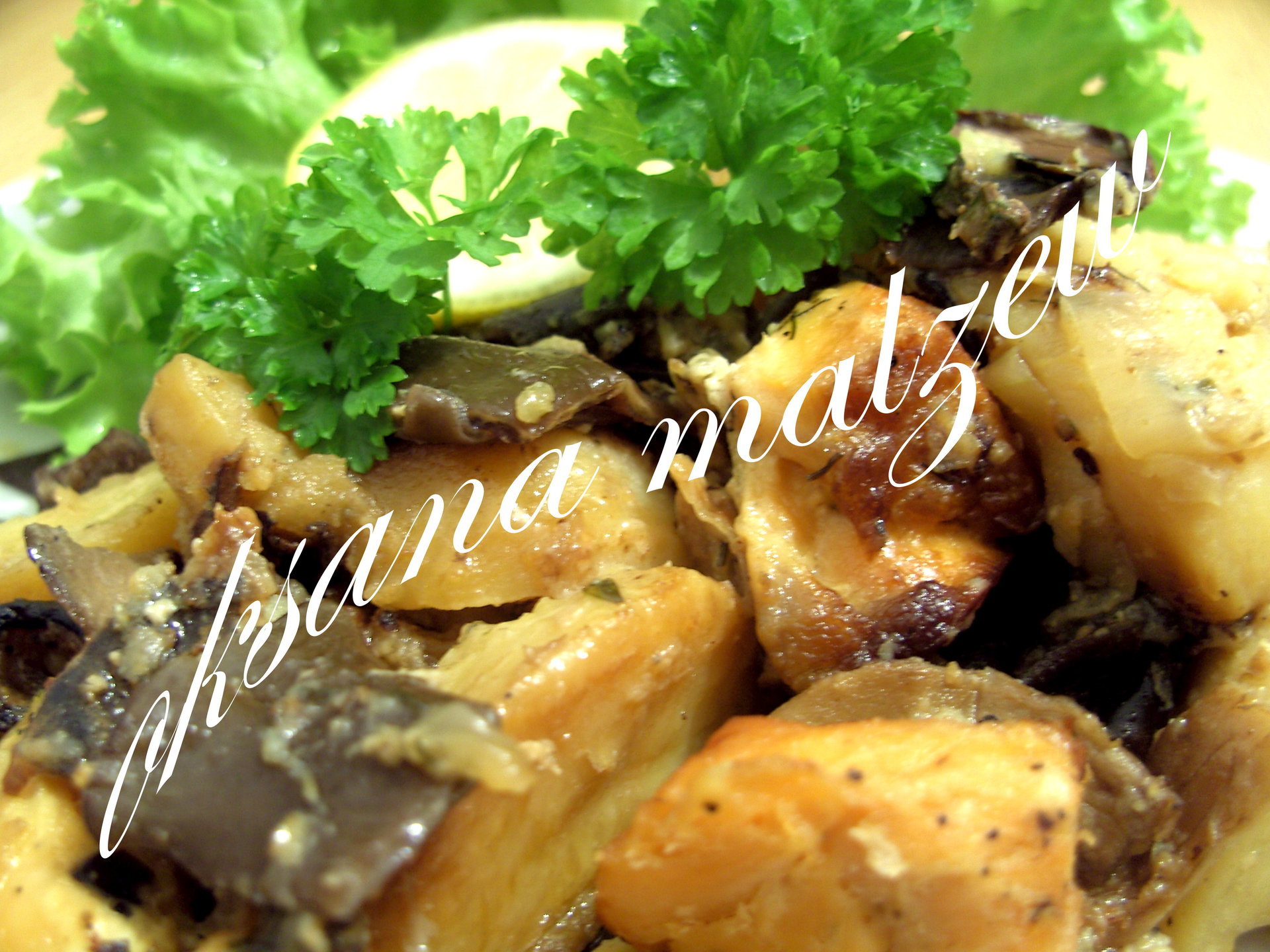 Фото к рецепту: Картошка запечёная в горшочках с рыбой и грибами