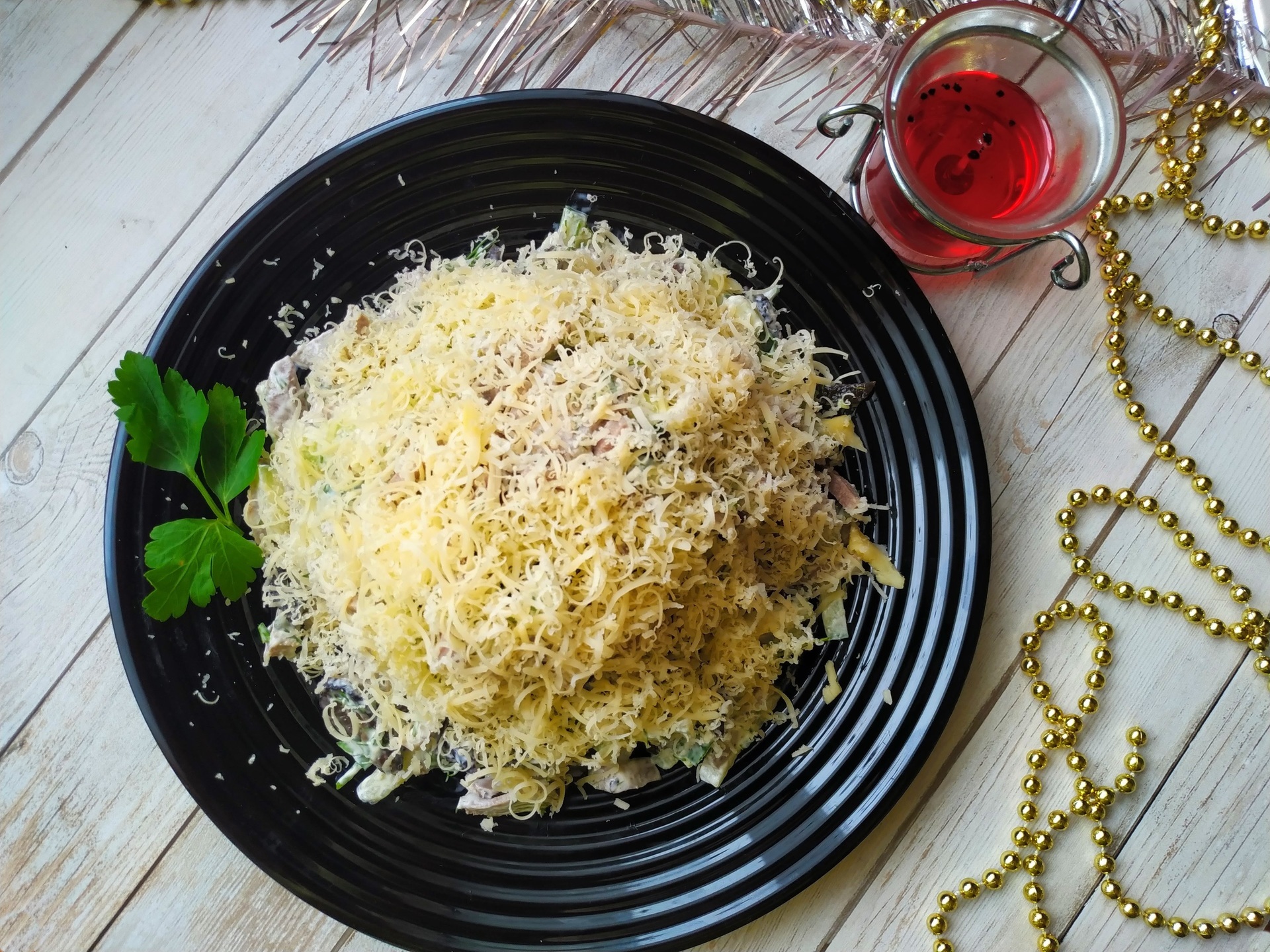 Фото к рецепту: Салат с языком, огурцом и черносливом