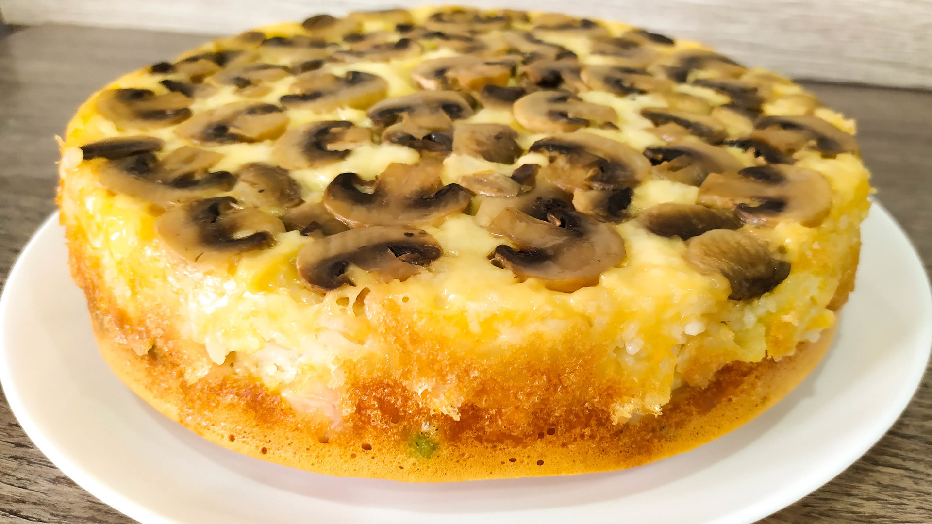 Фото к рецепту: Слоеный пирог-перевертыш с грибами, курицей и рисом