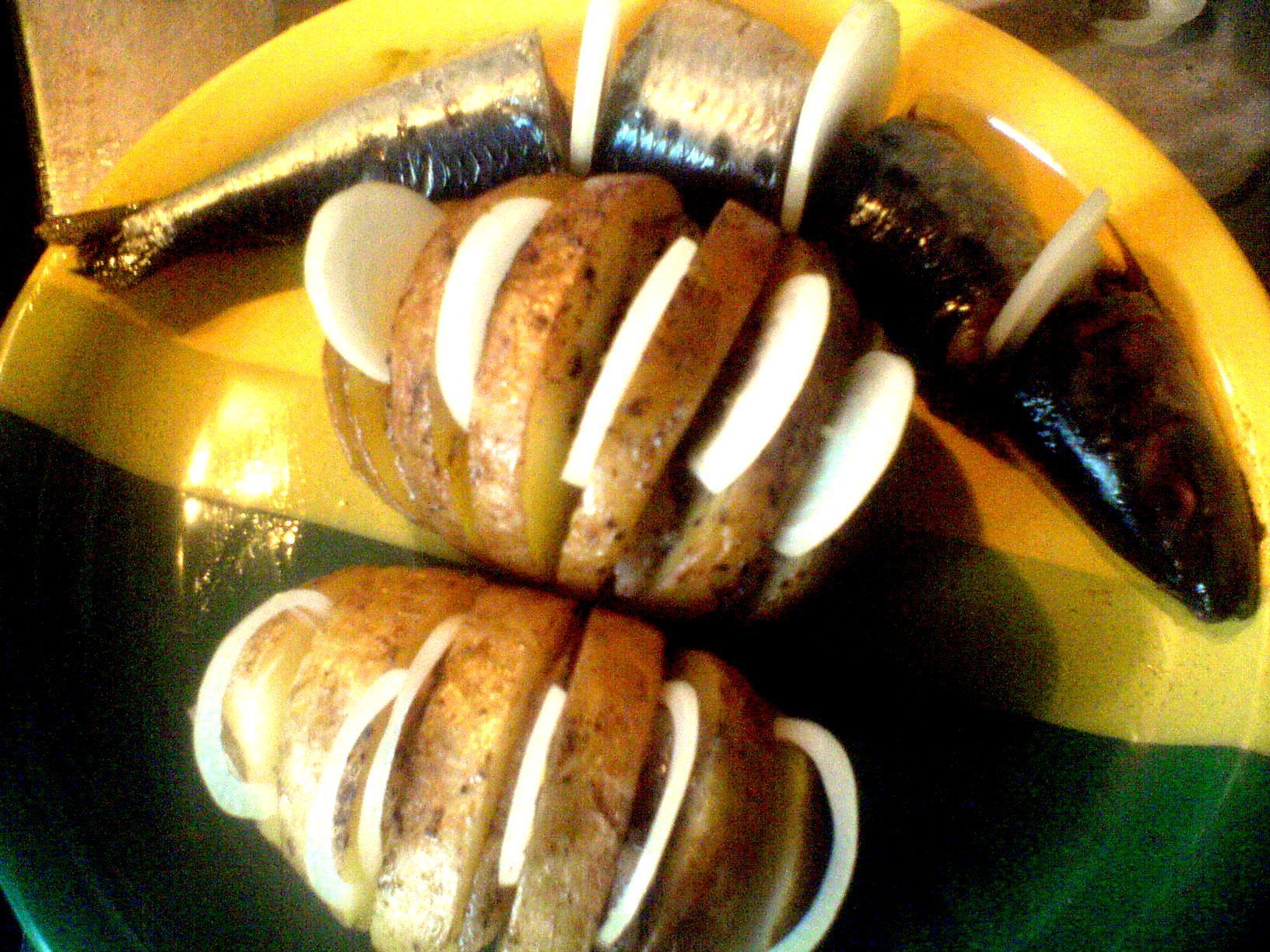 Фото к рецепту: Ностальгическо-кризисноекономическая гармошка- картошка + селедка иваси