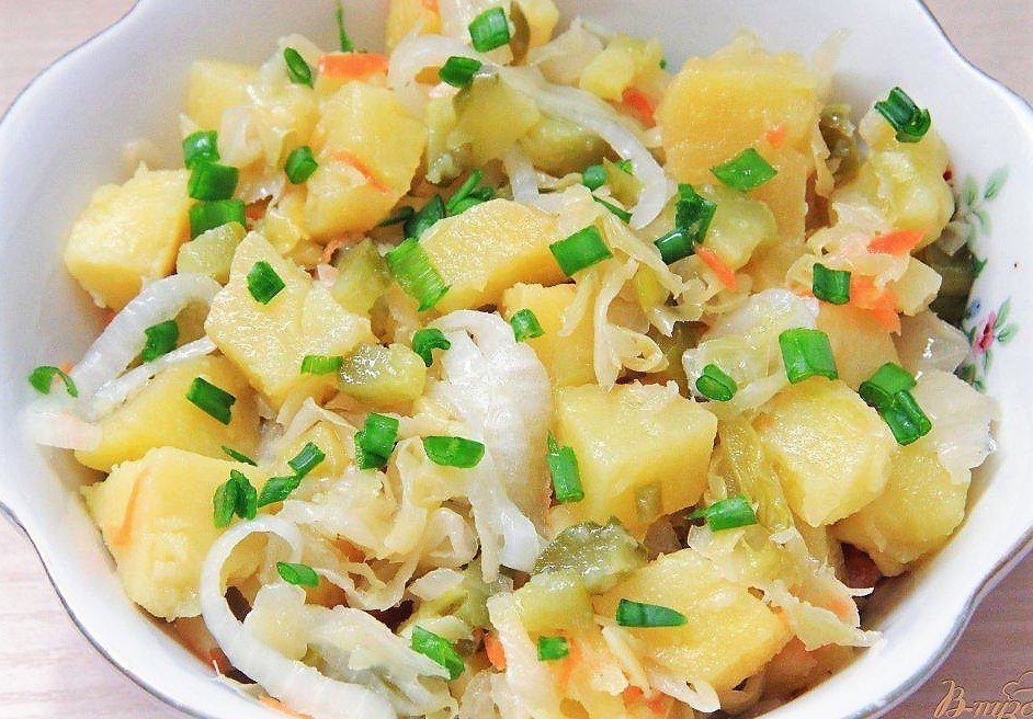 Фото к рецепту: Салат из квашеной капусты с картофелем 