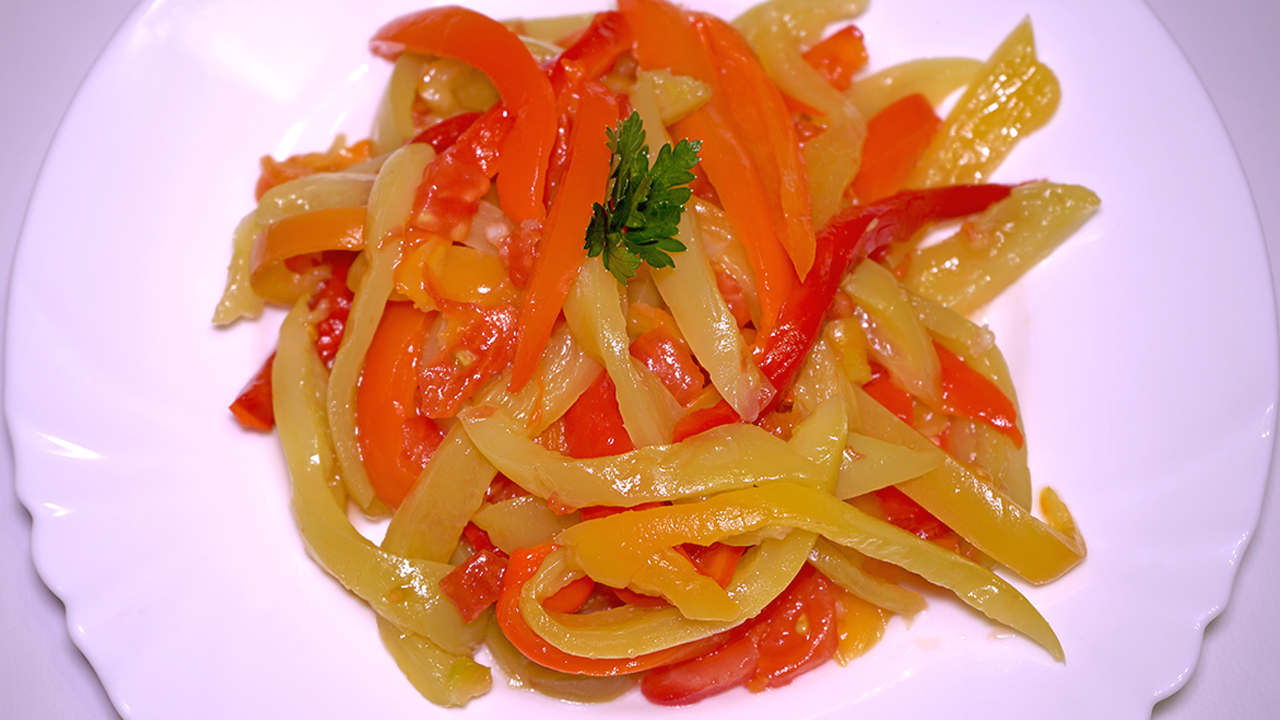 Фото к рецепту: Салат из разноцветных перцев 