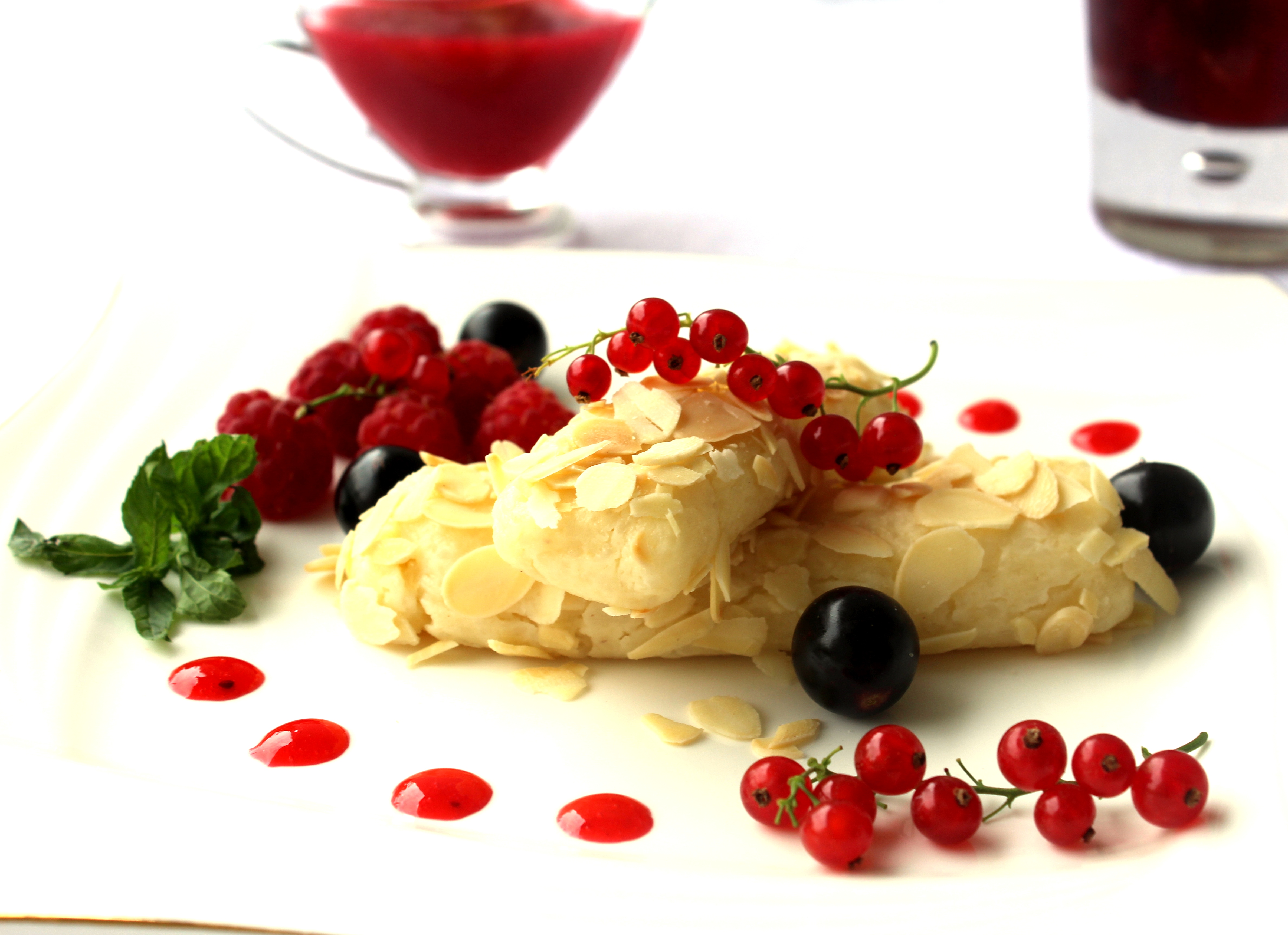 Паровые миндально-рисовые кеббе с начинкой из сливочного сыра и красной смородины под соусом из свежих ягод и пикантным ягодным напитком