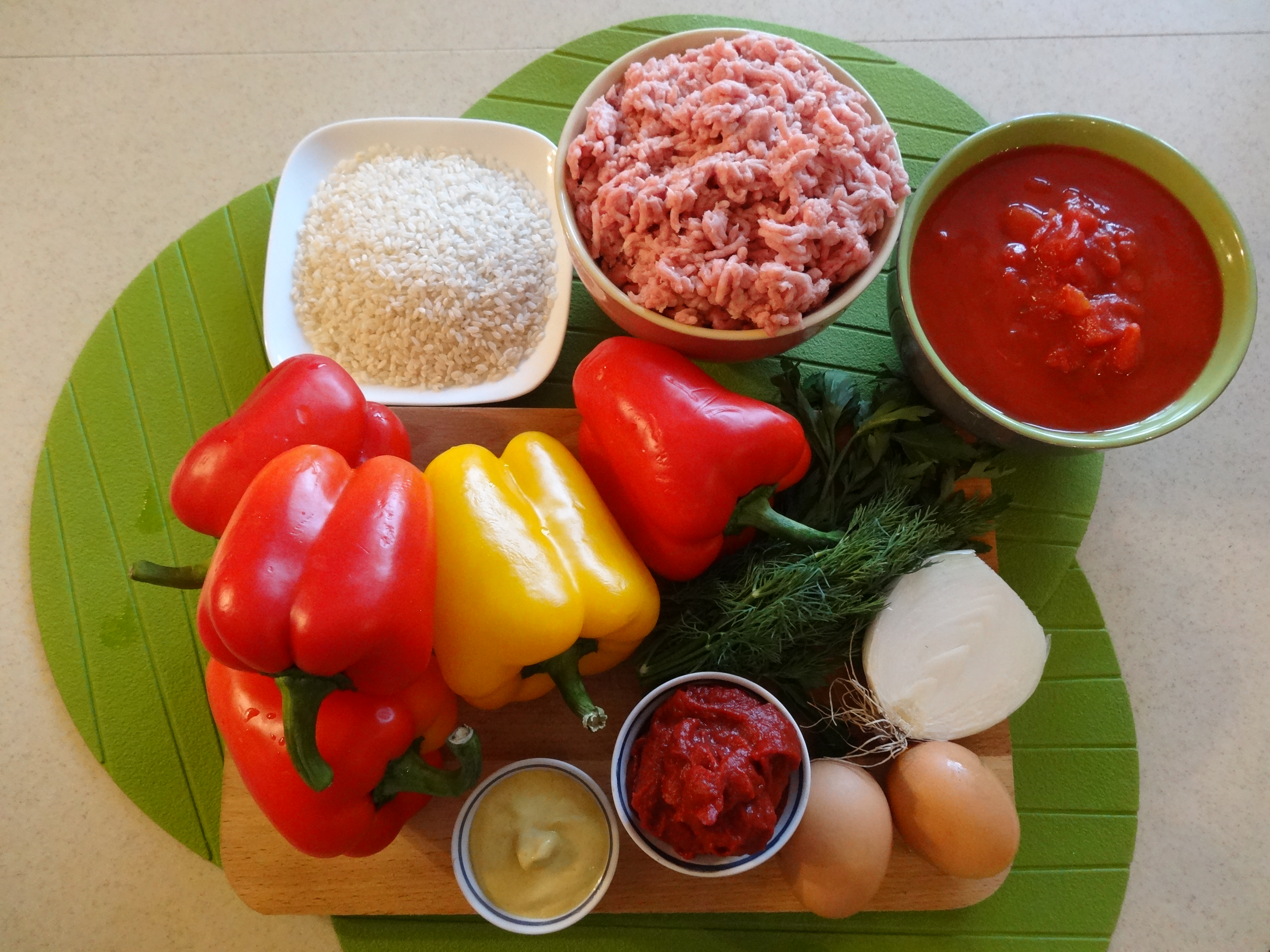 Перец фаршированный в томатном соусе: шаг 1