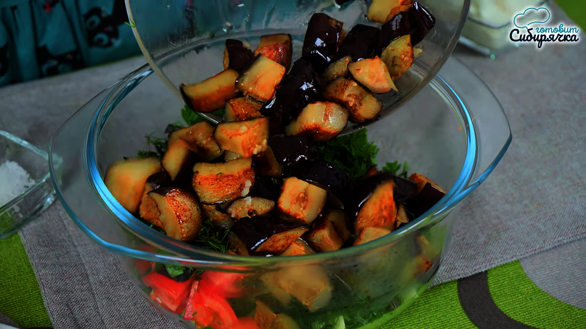 Закусочный овощной салат с баклажанами и зеленью: шаг 5
