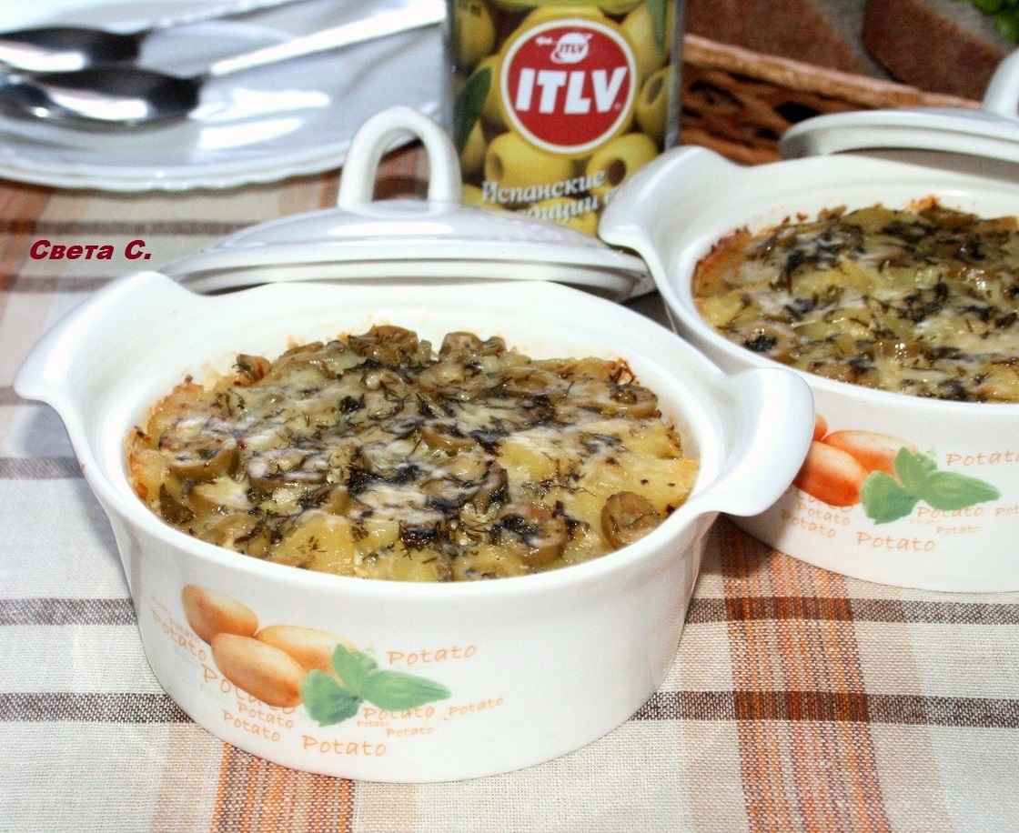Фото к рецепту: Свинина с овощами и оливками в горшочках