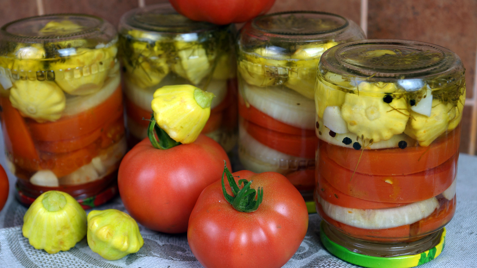 Фото к рецепту: Салат из помидоров, лука и патиссонов на зиму. домашняя консервация
