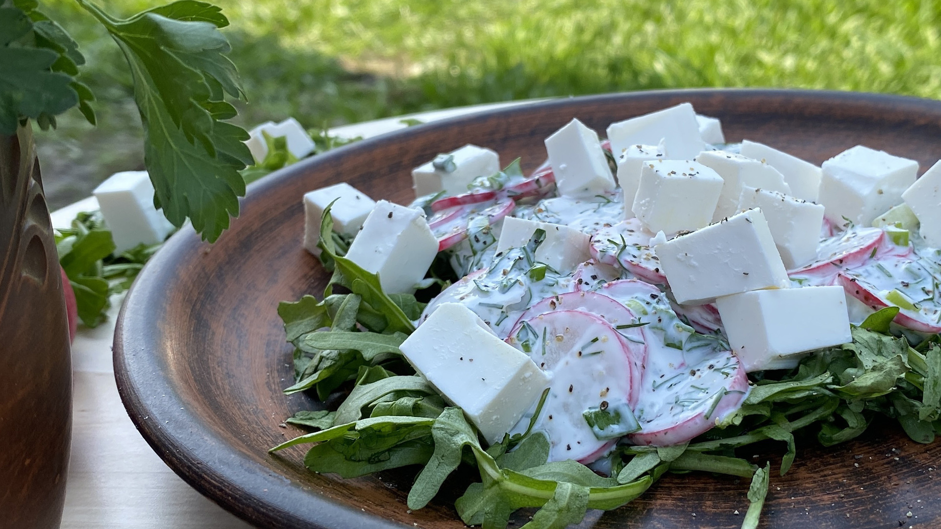 Фото к рецепту: Салат из редиса, рукколы и брынзы