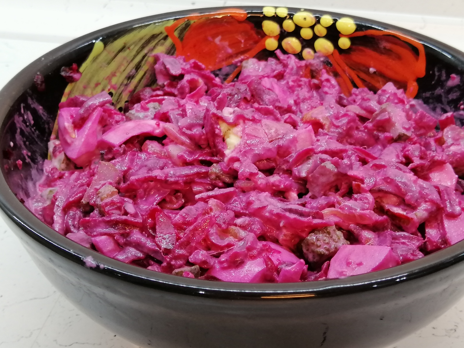 Фото к рецепту: Салат из свеклы с жареными солеными огурцами
