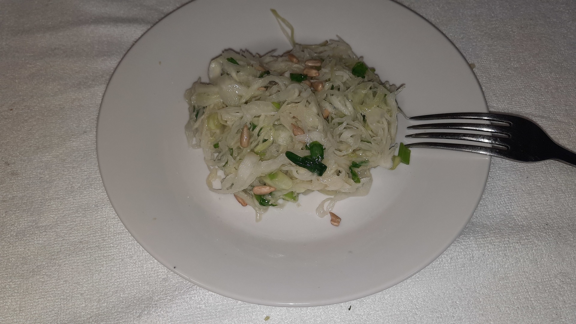 Фото к рецепту: Салат из свежей капусты с семечками / витаминный салат из свежей капусты