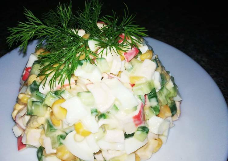 Фото к рецепту: Салат с крабовыми палочками и огурцом