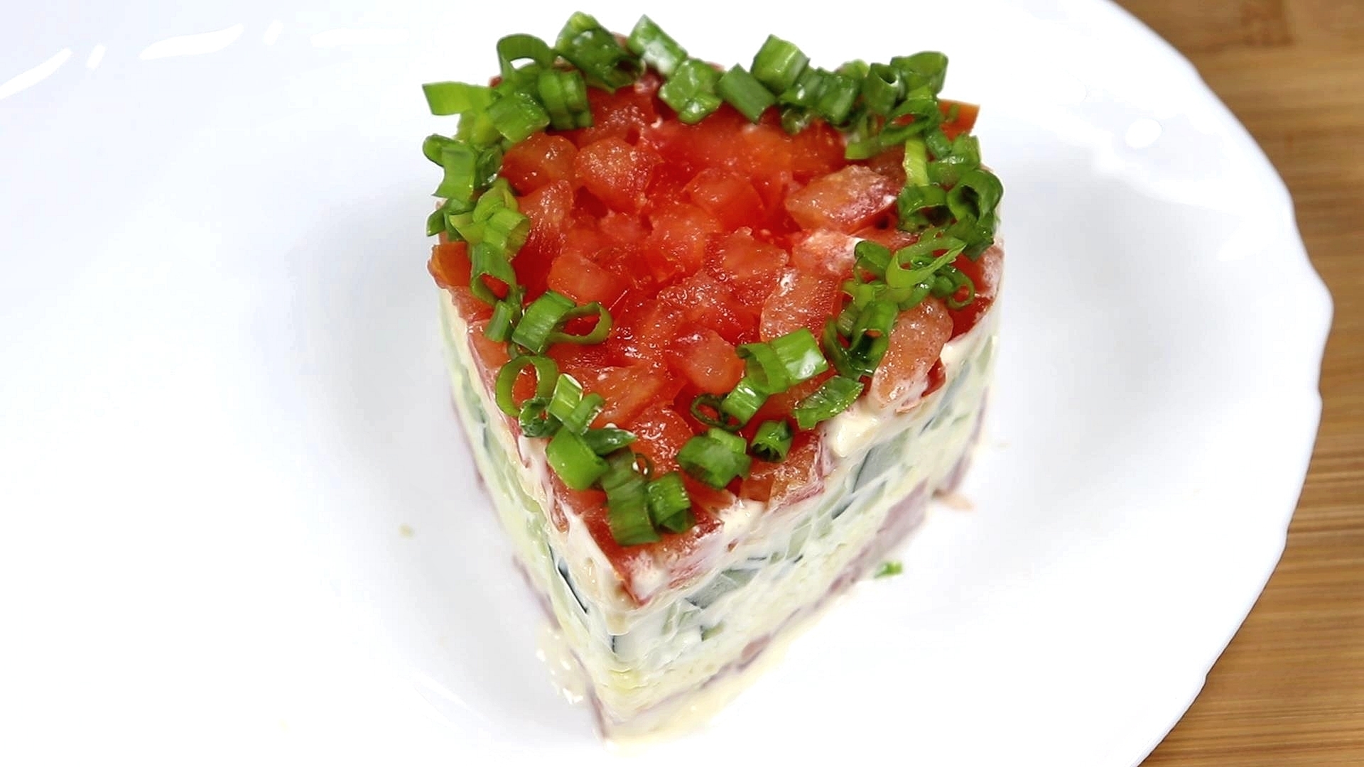 Фото к рецепту: Слоёный салат с ветчиной и помидорами