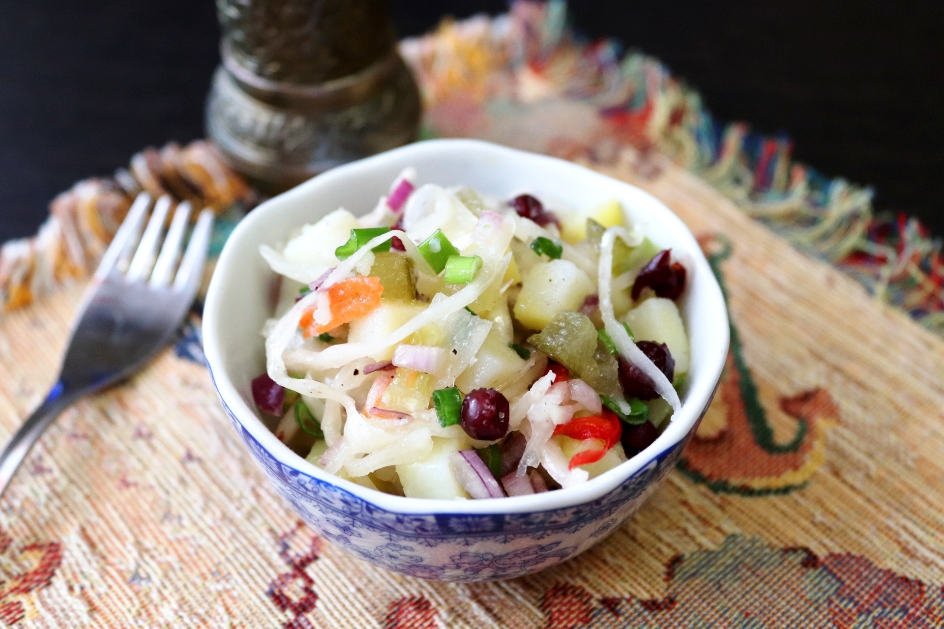 Фото к рецепту: Деревенский салат с домашними соленьями #постныйстол