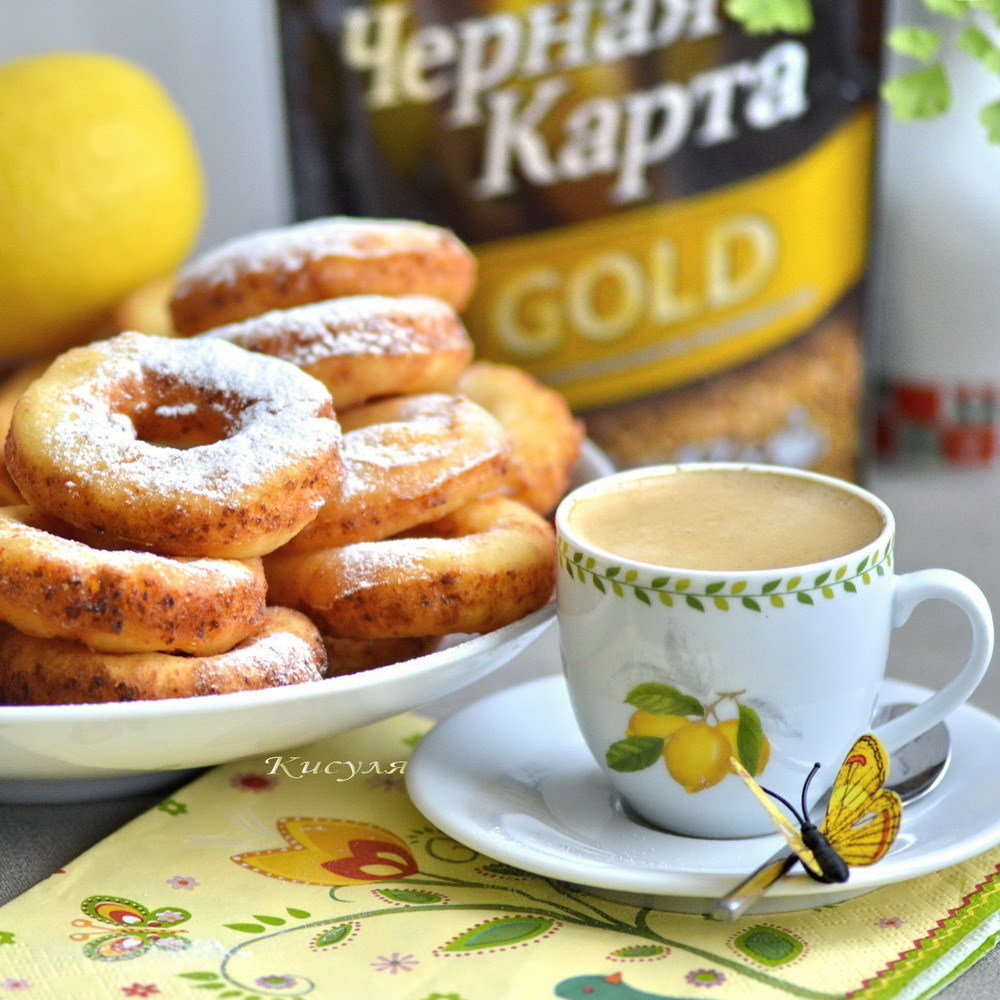 Фото к рецепту: Творожные пончики и кофе с лимонной пенкой