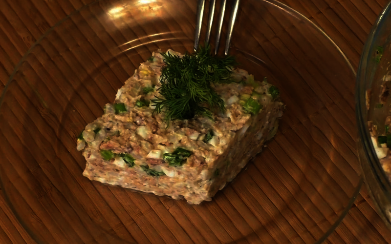 Фото к рецепту: Простой салат из риса и консервированной сайры с яйцом