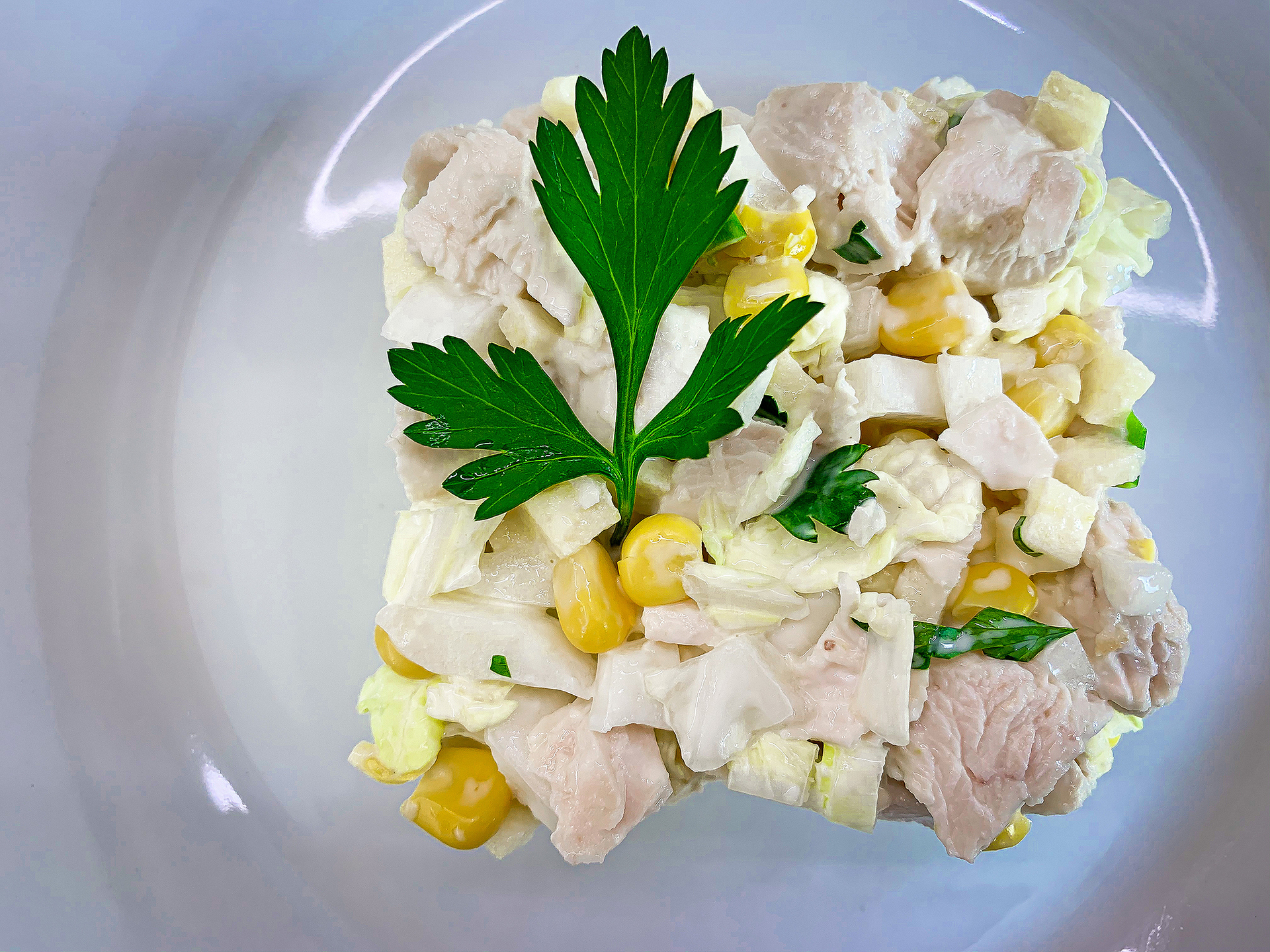 Фото к рецепту: Салат с куриной грудкой и кукурузой