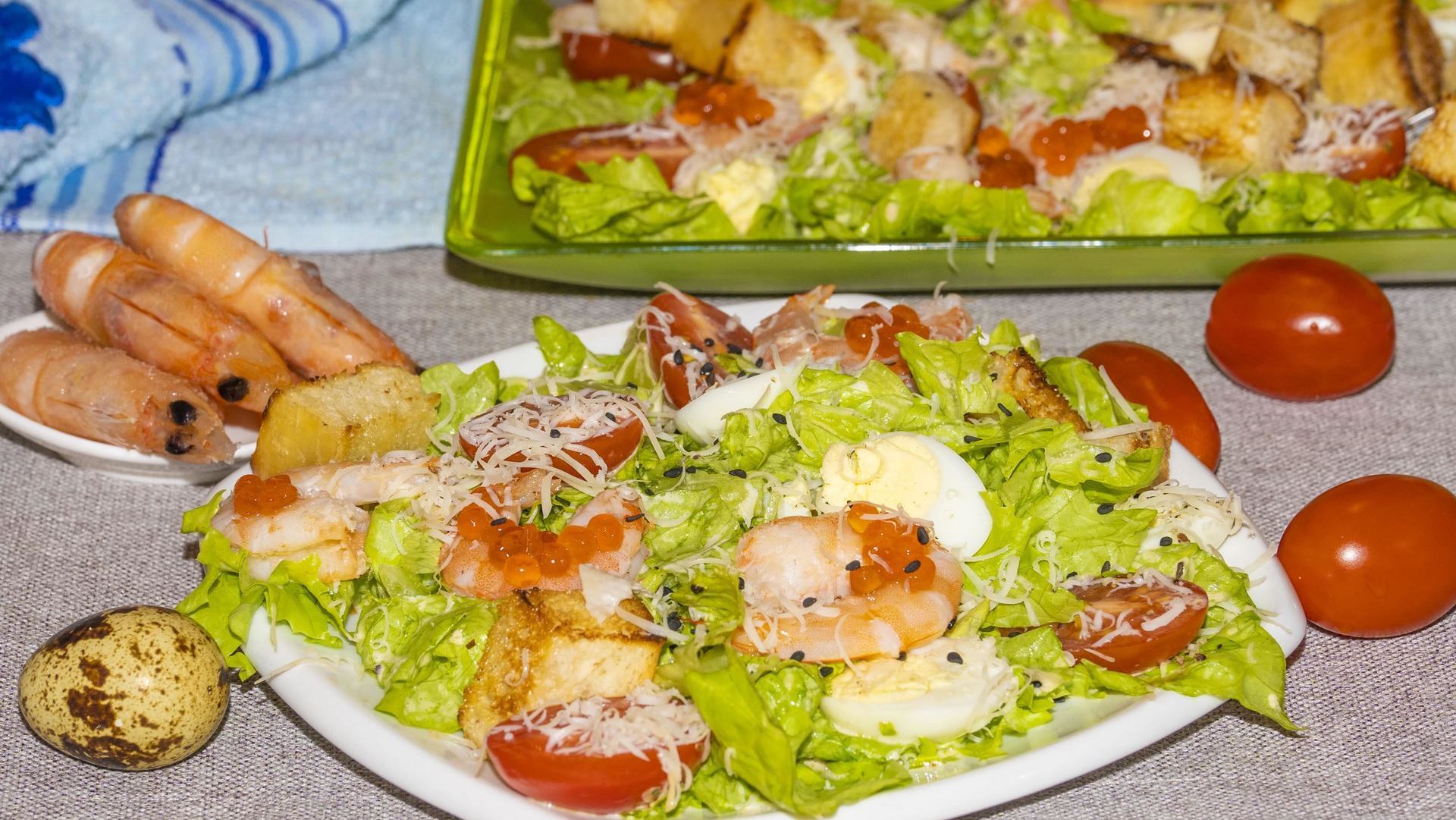 Фото к рецепту: Новогодний салат с океанскими креветками и помидорами