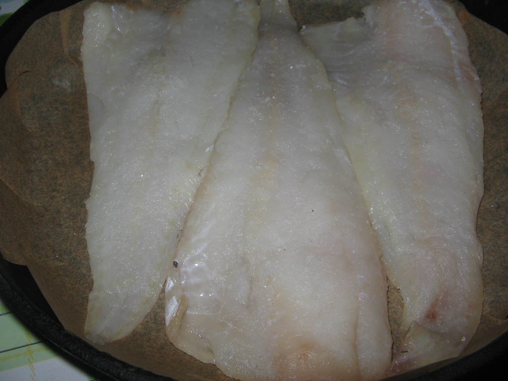Рыба запеченная под свеклой с грецкими орехами.: шаг 2