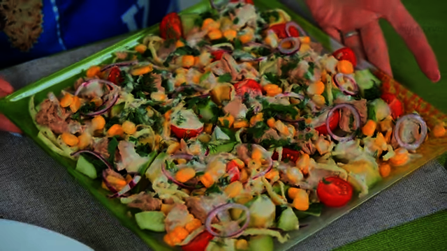 Салат из тунца с авокадо и кукурузой на праздничный стол: шаг 9