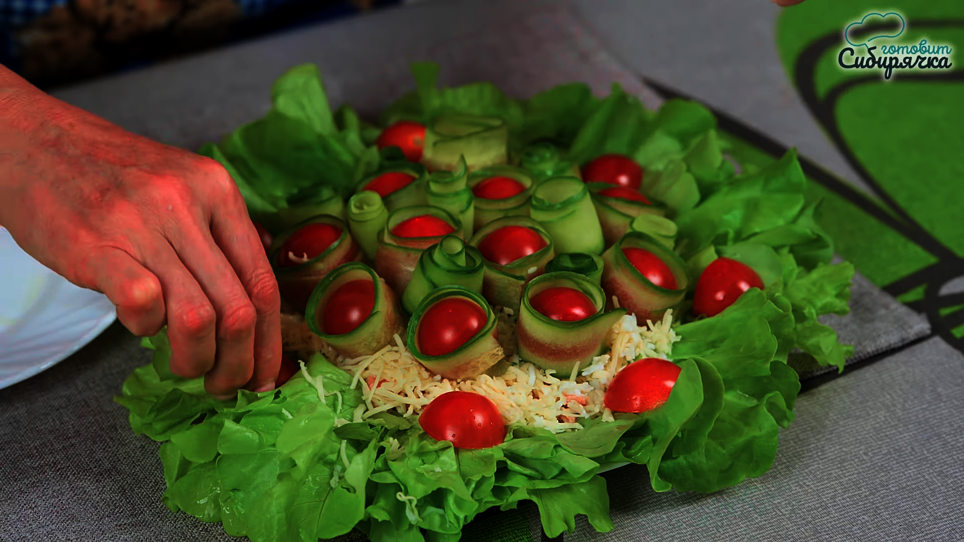 Салат с тунцом и свежими овощами в листьях салата: шаг 6