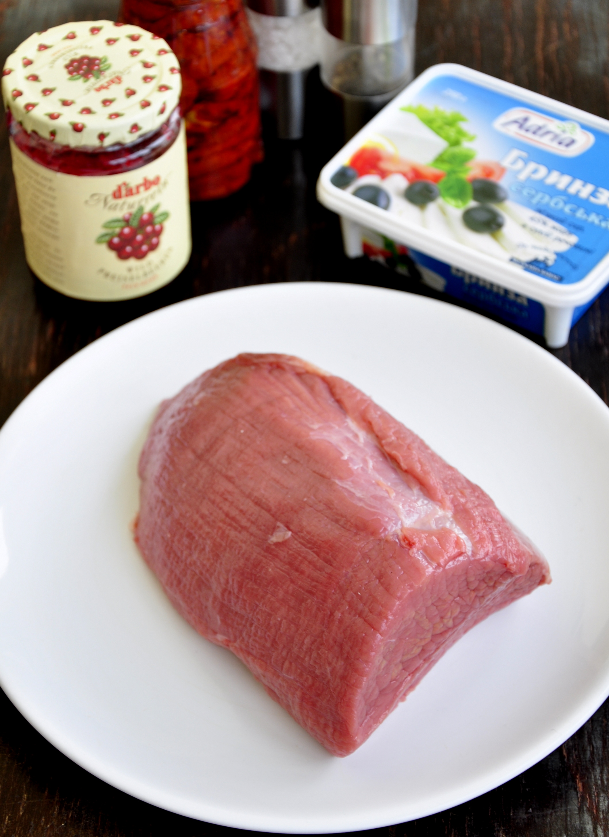 Запеченное мясо с брынзой и вялеными томатами: шаг 1