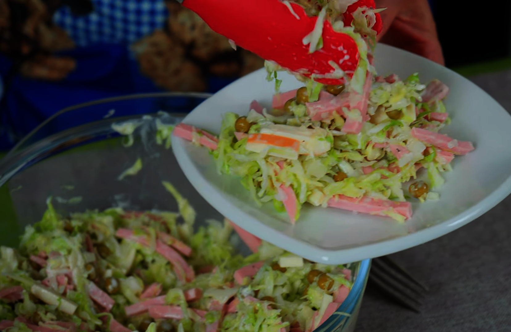 Быстрый салат из свежей капусты с сыром и ветчиной: шаг 6