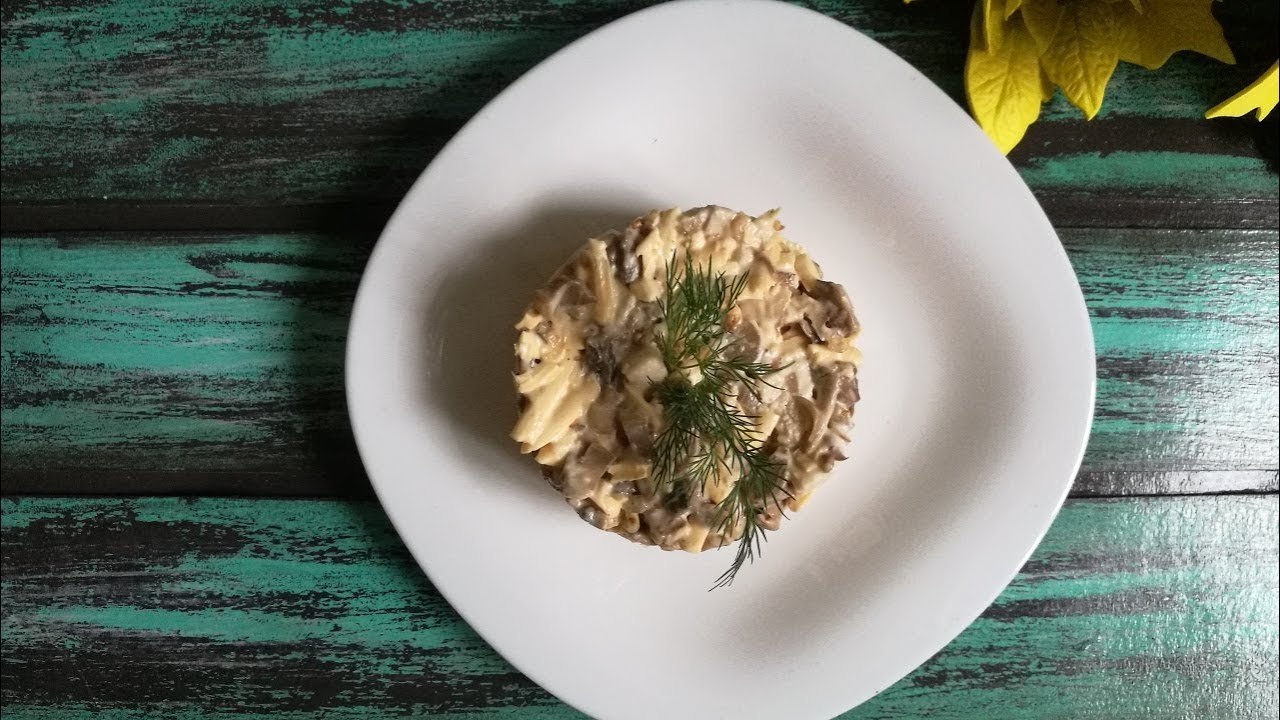 Фото к рецепту: Салат с курицей и грибами