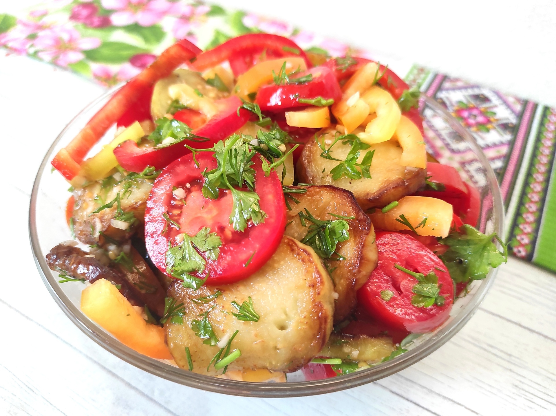 Фото к рецепту: Яркий и вкусный салат из баклажанов с помидорами