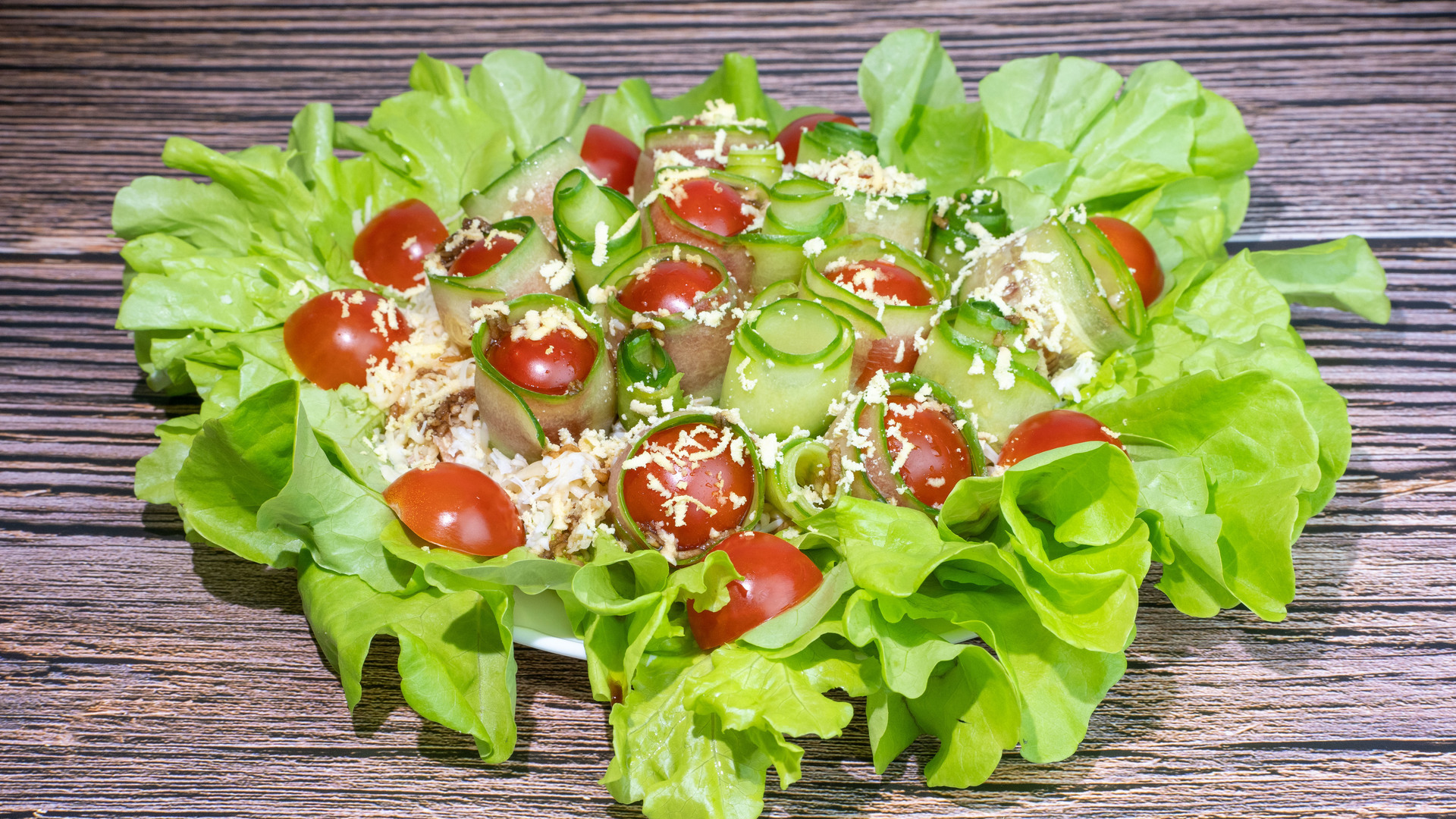Фото к рецепту: Салат с тунцом и свежими овощами в листьях салата