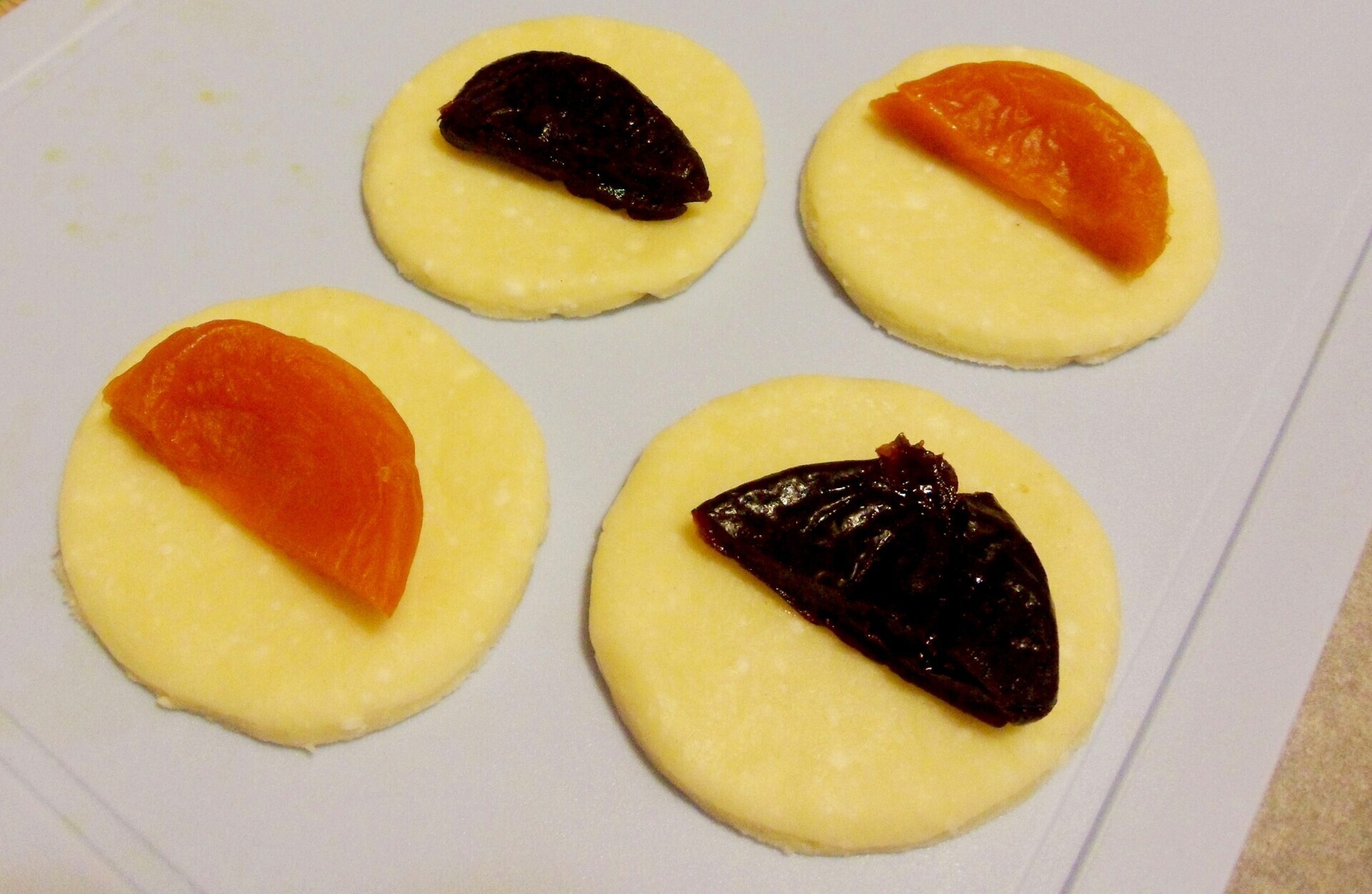 Творожное печенье с курагой и черносливом: шаг 5