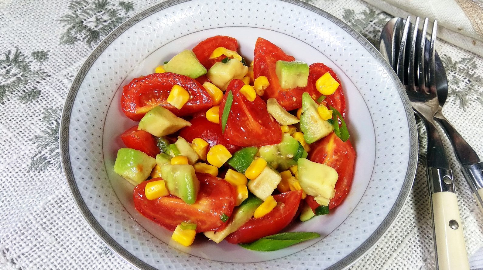 Фото к рецепту: Салат из авокадо с помидорами и кукурузой за 5 минут