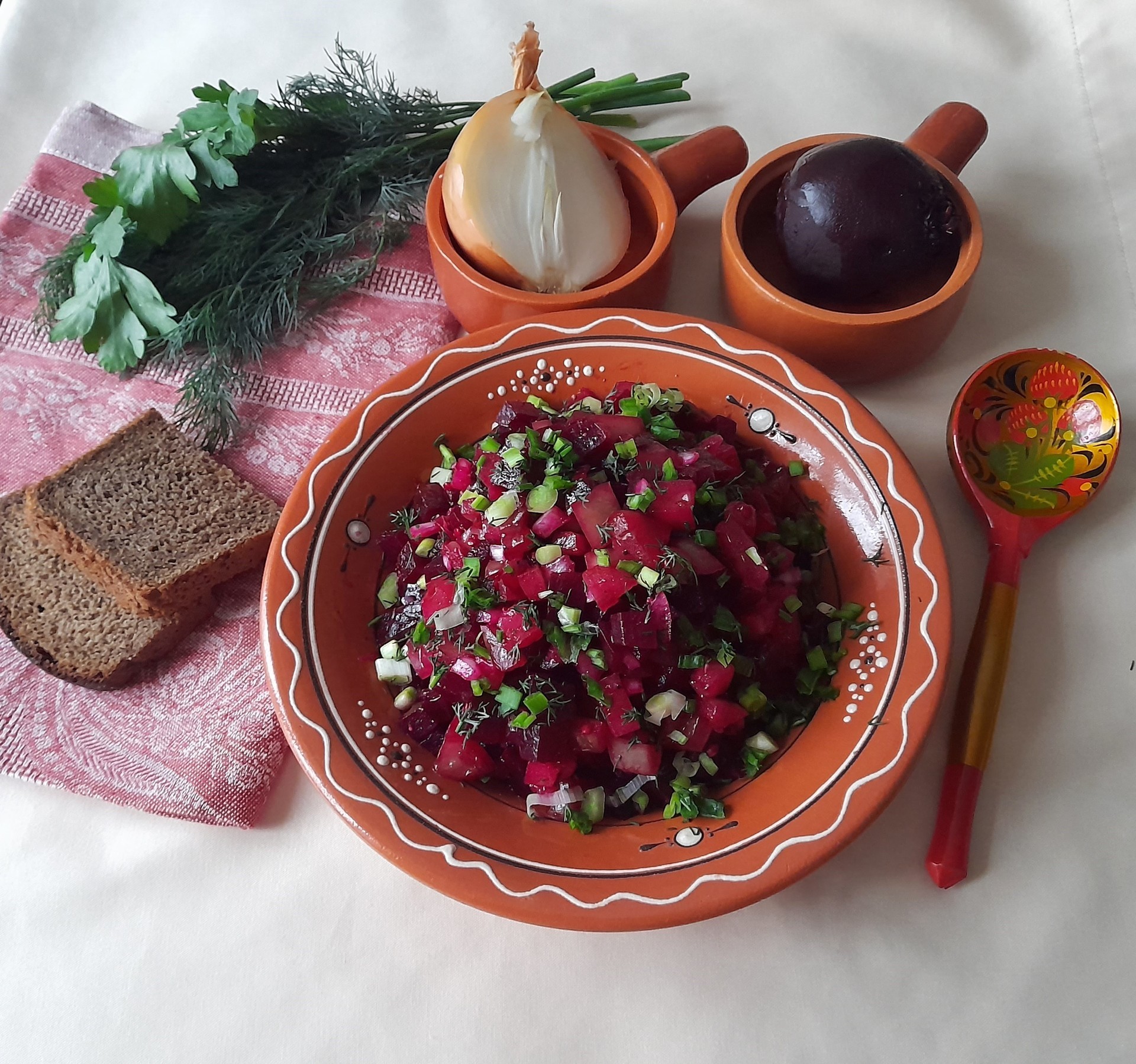 Фото к рецепту: Салат из свёклы с солёными помидорами