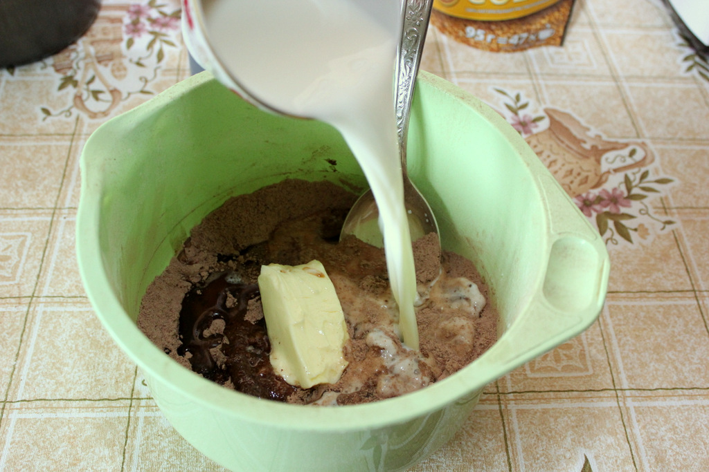 Шоколадный торт с творожно-смородиновым кремом : шаг 4