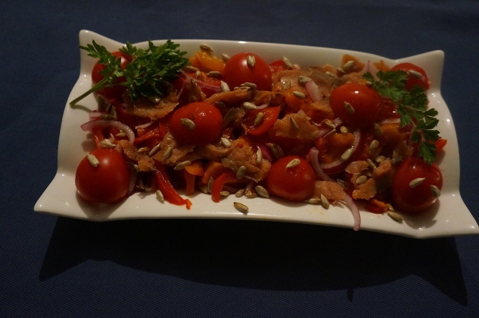 Фото к рецепту: Изысканный салат с горбушей