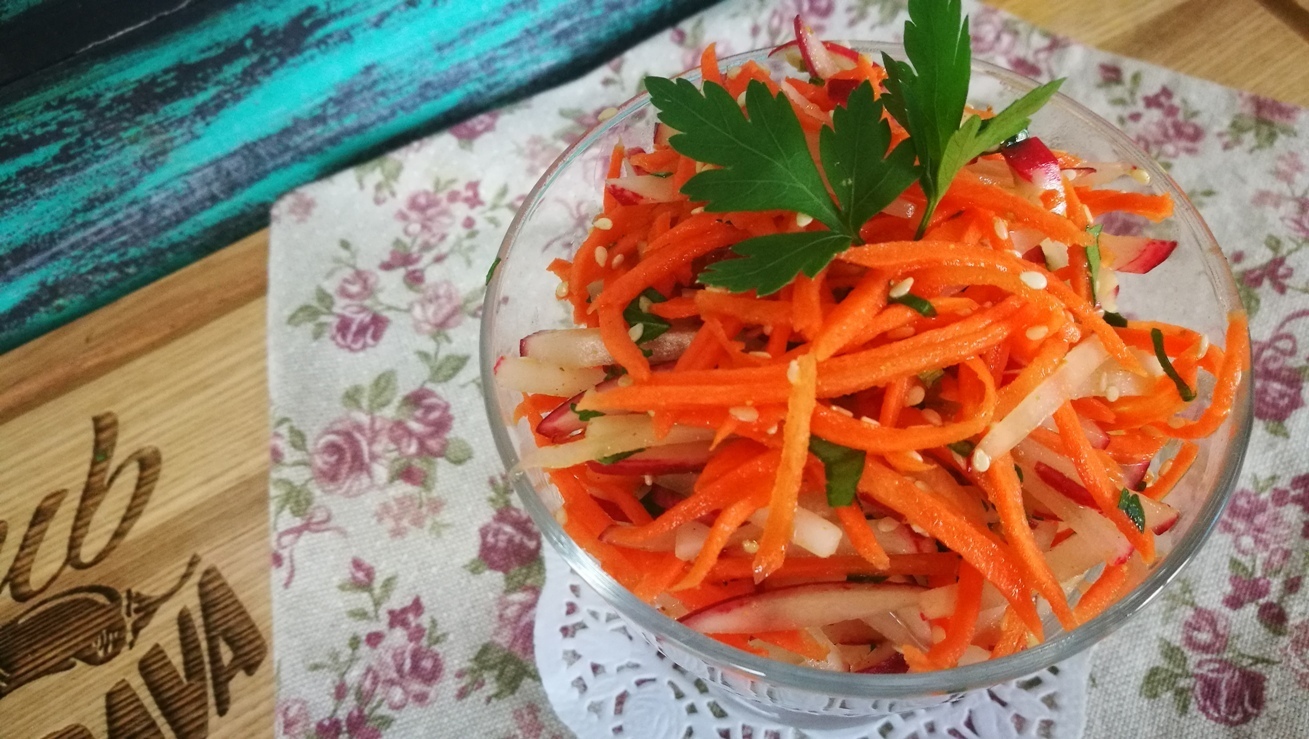 Фото к рецепту: Салат с редисом и морковью на скорую руку
