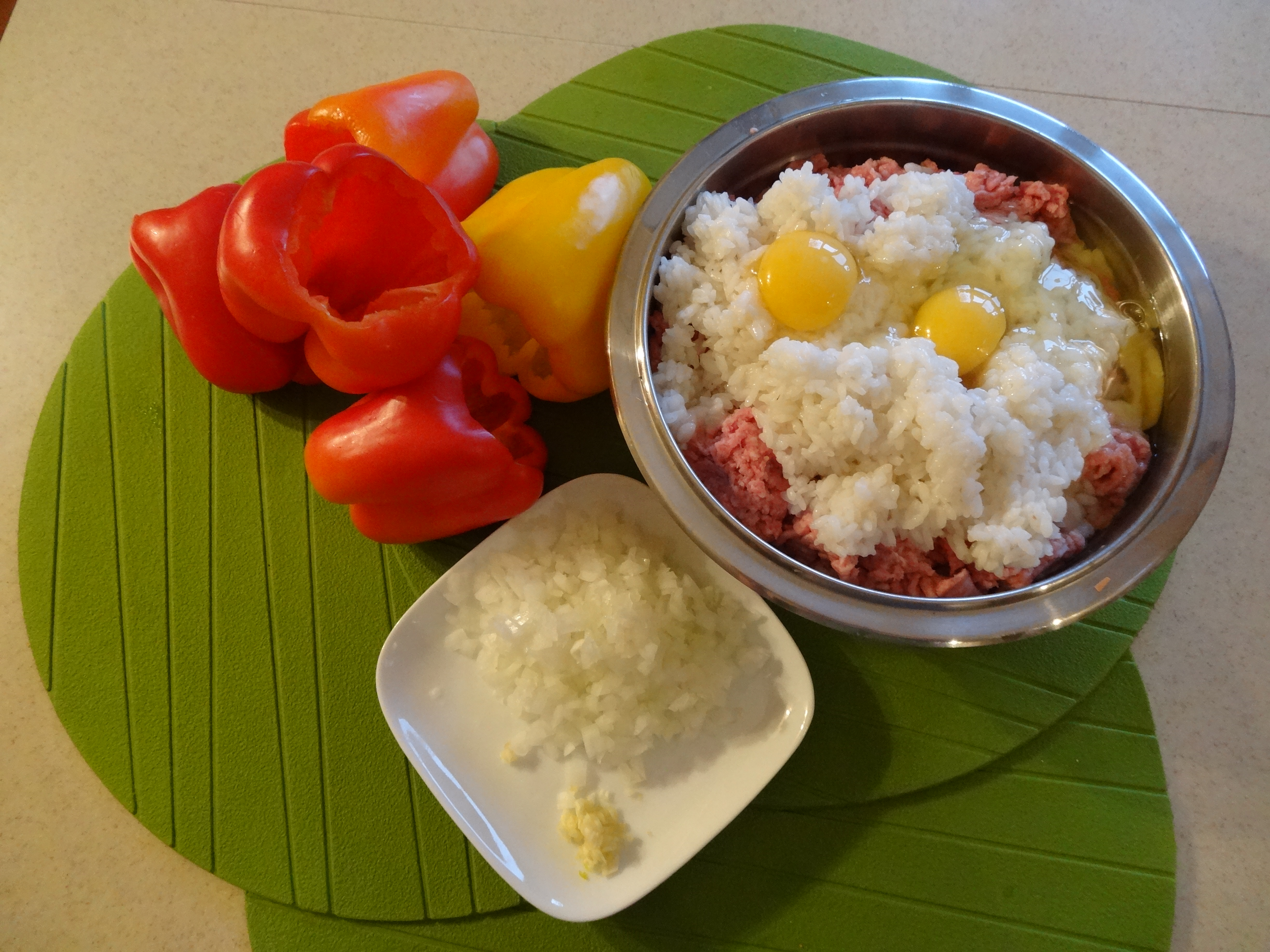 Перец фаршированный в томатном соусе: шаг 2