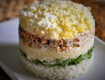 Фото к рецепту: Слоёный салат с рыбой и рисом 