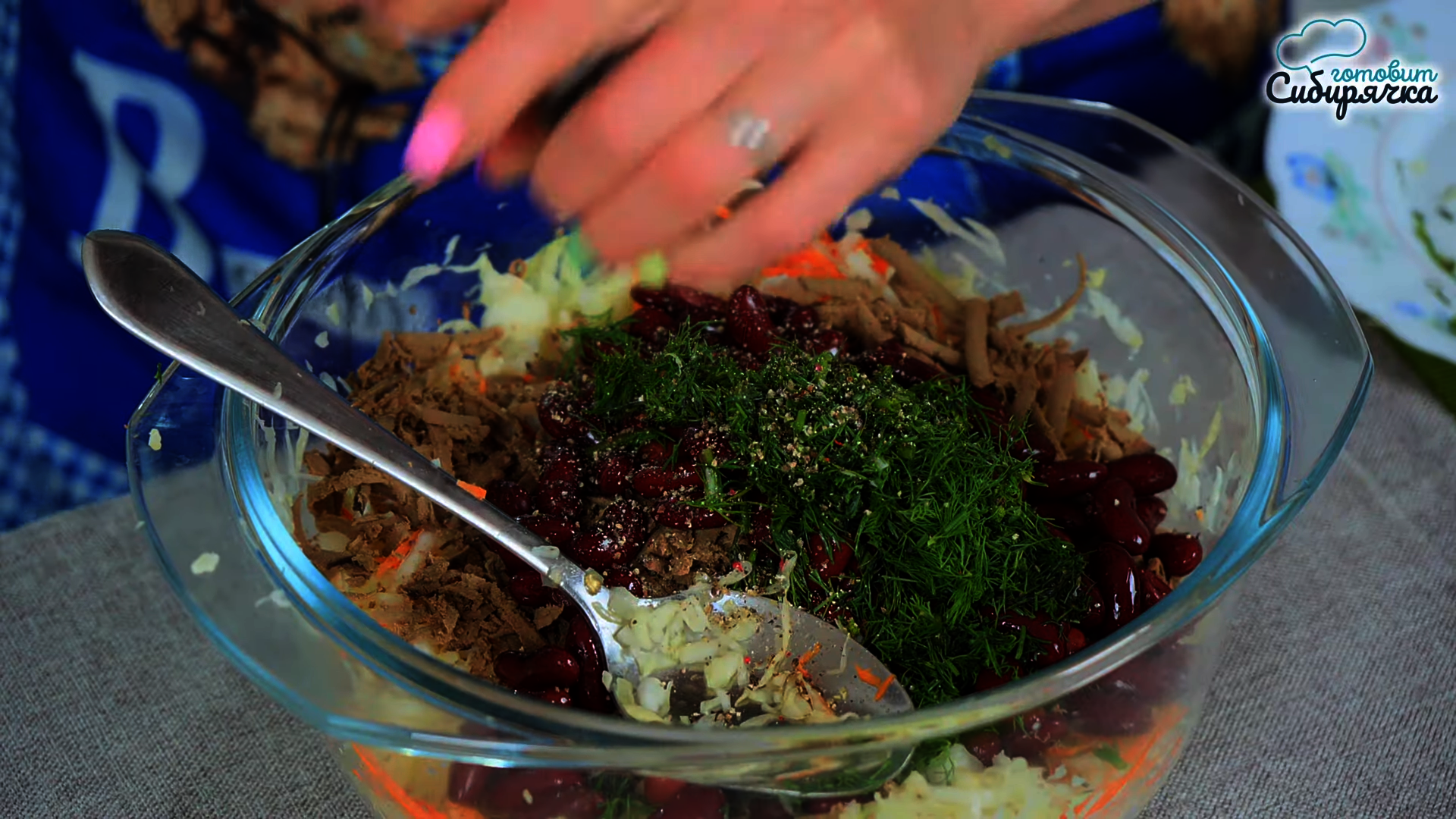Печеночный салат с белокочанной капустой и фасолью: шаг 6