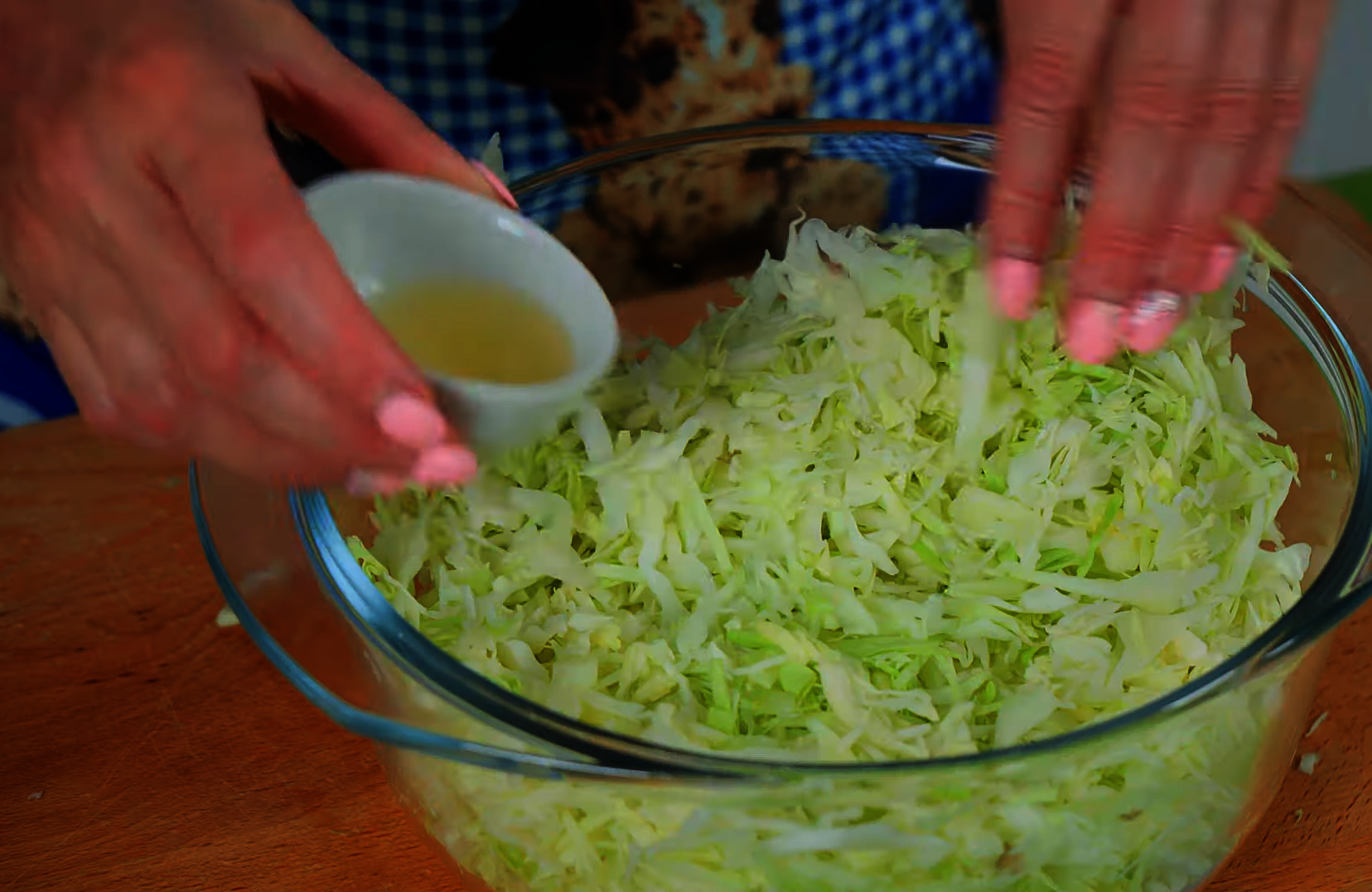 Быстрый салат из свежей капусты с сыром и ветчиной: шаг 1
