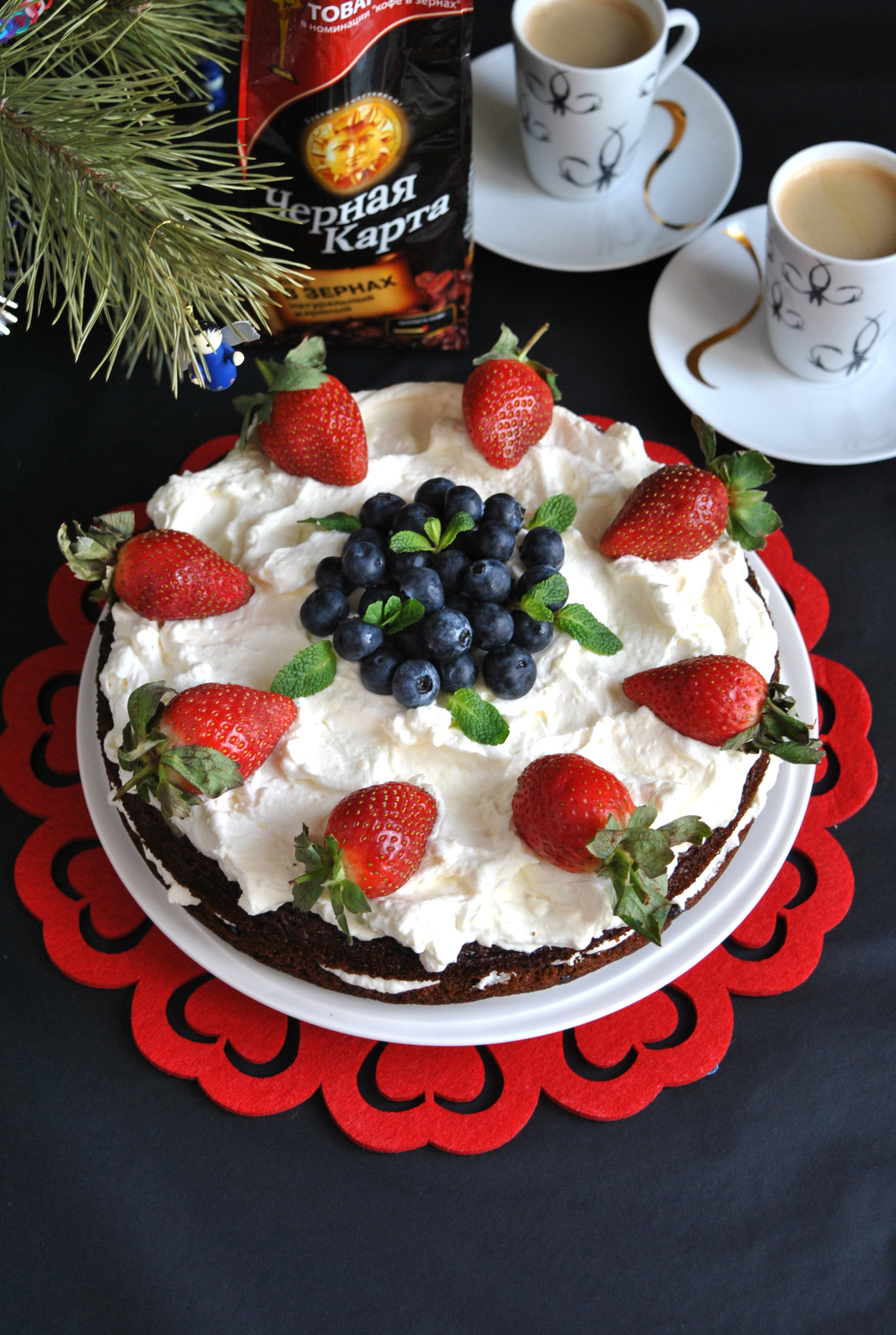 Фото к рецепту: Праздничный торт «зимняя сказка» с сырным кремом и свежими ягодами