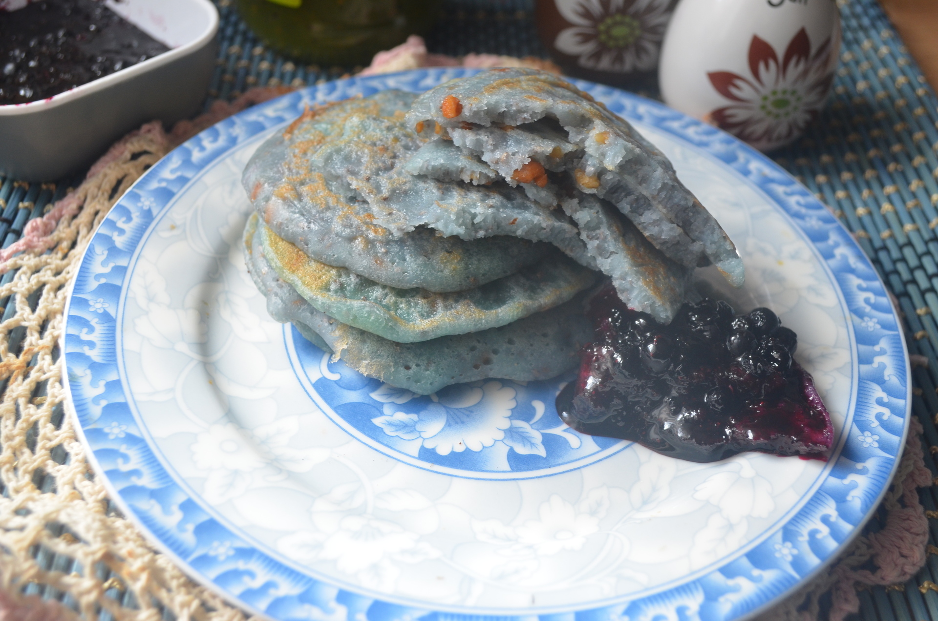 Фото к рецепту: Голубые мини - блинчики с черничным соусом #масленица2023